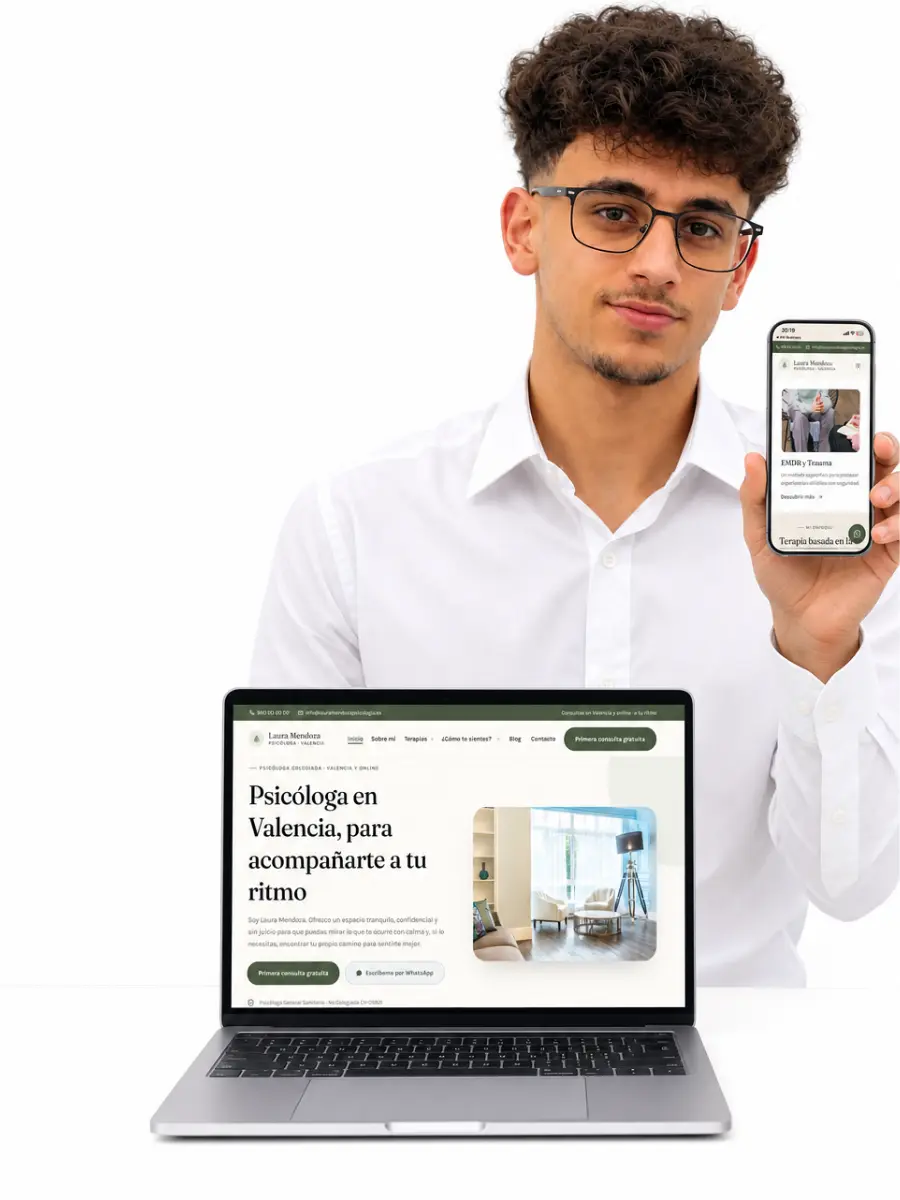 Murad, fundador de Glam Web, con la web de una psicóloga en un portátil y un móvil